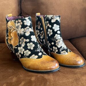 Floral Contrast Ankle Booties in Black and Tan